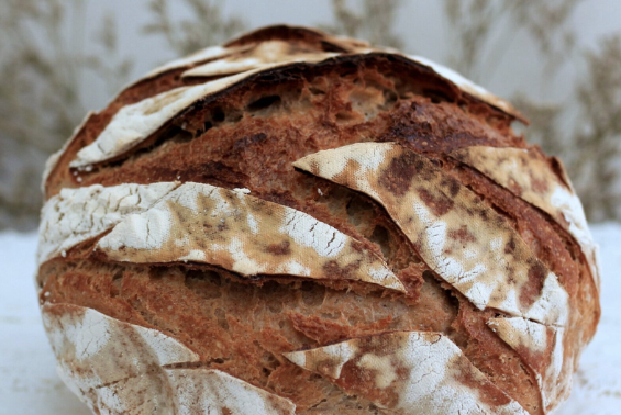 BLACK GARLIC CRACKED PEPPER BREAD