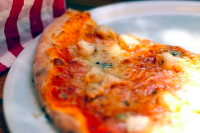 FLATBREAD MARGHERITA PIZZA W/ TOMATO, MOZZ & BASIL